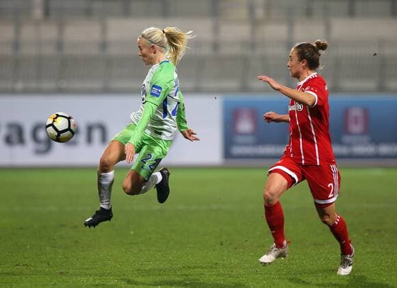 Bilder des Tages - SPORT VfL vs Bayern, Frauen Wolfsburg, 11.12.2017, FUßBALL - VfL Wolfsburg vs FC Bayern München, 1. Allianz Frauen Bundesliga, Saison 2017-18. Bild zeigt: Pernille Harder (VfL Wolfsburg), Gina Lewandowski (FC Bayern Muenchen) Wolfsburg