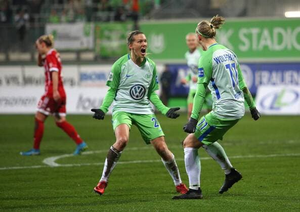 VfL vs Bayern, Frauen Wolfsburg, 11.12.2017, FUßBALL - VfL Wolfsburg vs FC Bayern München, 1. Allianz Frauen Bundesliga, Saison 2017-18. Bild zeigt: Alexandra Popp (VfL Wolfsburg) jubelt mit Lara Dickenmann (VfL Wolfsburg) nach ihrem Tor zum 3:1 Wolfsburg