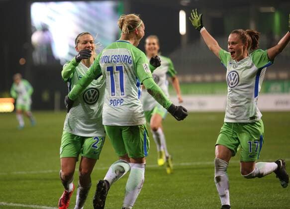 VfL vs Bayern, Frauen Wolfsburg, 11.12.2017, FUßBALL - VfL Wolfsburg vs FC Bayern München, 1. Allianz Frauen Bundesliga, Saison 2017-18. Bild zeigt: Alexandra Popp (VfL Wolfsburg) jubelt mit der Mannschaft nach ihrem Tor zum 3:1 Wolfsburg