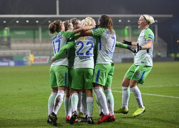VfL vs Bayern, Frauen Wolfsburg, 11.12.2017, FUßBALL - VfL Wolfsburg vs FC Bayern München, 1. Allianz Frauen Bundesliga, Saison 2017-18. Bild zeigt: Alexandra Popp (VfL Wolfsburg) jubelt mit der Mannschaft nach ihrem Tor zum 3:1 Wolfsburg