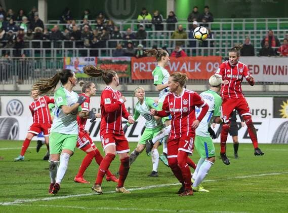 VfL vs Bayern, Frauen Wolfsburg, 11.12.2017, FUßBALL - VfL Wolfsburg vs FC Bayern München, 1. Allianz Frauen Bundesliga, Saison 2017-18. Bild zeigt: Sara Björk Gunnarsdottir (VfL Wolfsburg), Ewa Pajor (VfL Wolfsburg) Wolfsburg