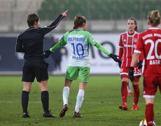 VfL vs Bayern, Frauen Wolfsburg, 11.12.2017, FUßBALL - VfL Wolfsburg vs FC Bayern München, 1. Allianz Frauen Bundesliga, Saison 2017-18. Bild zeigt: Tessa Wullaert (VfL Wolfsburg) bekommt von Schiedsrichterin die Rote Karte Wolfsburg