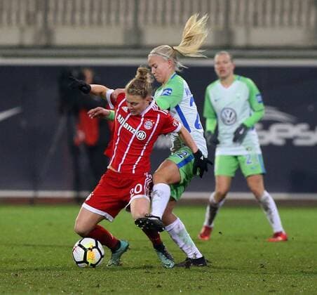 VfL vs Bayern, Frauen Wolfsburg, 11.12.2017, FUßBALL - VfL Wolfsburg vs FC Bayern München, 1. Allianz Frauen Bundesliga, Saison 2017-18. Bild zeigt: Leonie Maier (FC Bayern Muenchen) , Pernille Harder (VfL Wolfsburg) Wolfsburg