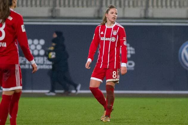 Melanie Leupolz (FC Bayern München, 8) enttäuscht schauend, Enttäuschung nach der Niederlage, Fussball, Allianz Frauen-Bundesliga, VfL Wolfsburg - FC Bayern München,