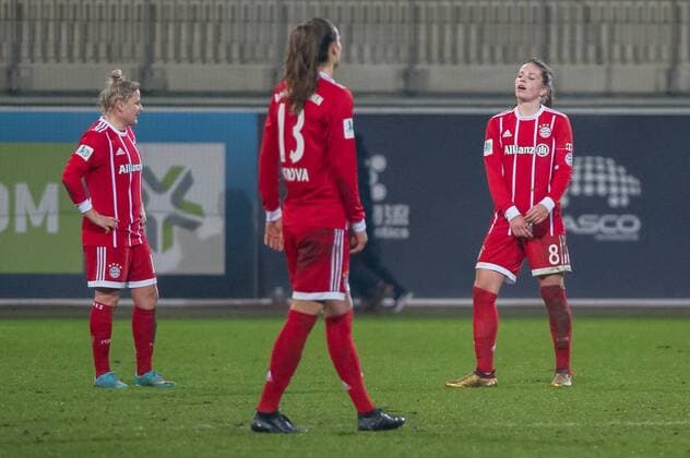 v.li.: Dominika Skorvankova (FC Bayern München, 18), Lucie Vonkova (FC Bayern München, 13) und Melanie Leupolz (FC Bayern München, 8) enttäuscht schauend, Enttäuschung nach der Niederlage, Fussball, Allianz Frauen-Bundesliga, VfL Wolfsburg - FC Bayern München,