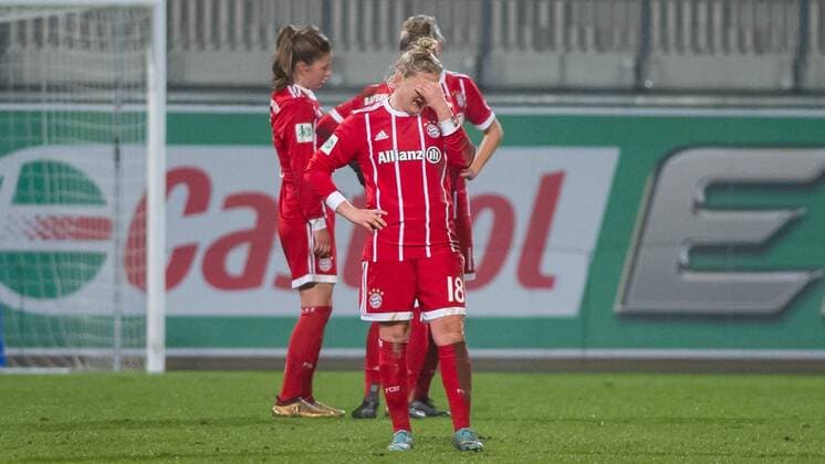 Dominika Skorvankova (FC Bayern München, 18) enttäuscht schauend, Enttäuschung nach der Niederlage, Fussball, Allianz Frauen-Bundesliga, VfL Wolfsburg - FC Bayern München,