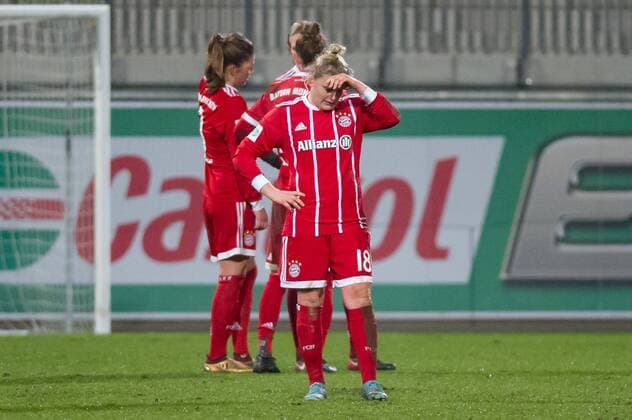 Dominika Skorvankova (FC Bayern München, 18) enttäuscht schauend, Enttäuschung nach der Niederlage, Fussball, Allianz Frauen-Bundesliga, VfL Wolfsburg - FC Bayern München,