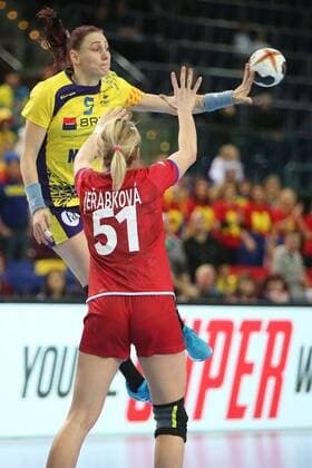Rumänien - Tschechien Handball Frauen WM Leipzig, 11.12.2017, Arena Leipzig, Weltmeisterschaft 2017, Handball Frauen Achtelfinale. , Rumänien (ROU) vs Tschechien (CZE) 27:28 (17:14) , Im Bild v.l.: Melinda-Anamaria GEIGER (5, Rumänien) und Marketa JERABKOVA (51, Tschechien) ,