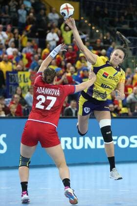 Rumänien - Tschechien Handball Frauen WM Leipzig, 11.12.2017, Arena Leipzig, Weltmeisterschaft 2017, Handball Frauen Achtelfinale. , Rumänien (ROU) vs Tschechien (CZE) 27:28 (17:14) , Im Bild v.l.: Petra ADAMKOVA (27, Tschechien) und Eliza Iulia BUCESCHI (7, Rumänien) ,