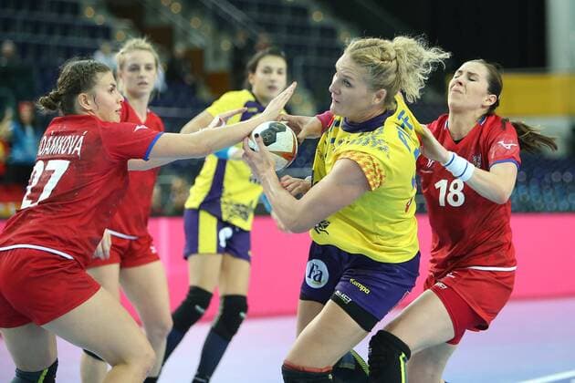 Rumänien - Tschechien Handball Frauen WM Leipzig, 11.12.2017, Arena Leipzig, Weltmeisterschaft 2017, Handball Frauen Achtelfinale. , Rumänien (ROU) vs Tschechien (CZE) 27:28 (17:14) , Im Bild v.l.: Petra ADAMKOVA (27, Tschechien), Crina-Elena PINTEA (21, Rumänien) und Iveta LUZUMOVA (18, Tschechien) ,