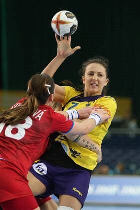 Rumänien - Tschechien Handball Frauen WM Leipzig, 11.12.2017, Arena Leipzig, Weltmeisterschaft 2017, Handball Frauen Achtelfinale. , Rumänien (ROU) vs Tschechien (CZE) 27:28 (17:14) , Im Bild v.l.: Iveta LUZUMOVA (18, Tschechien) und Eliza Iulia BUCESCHI (7, Rumänien) ,