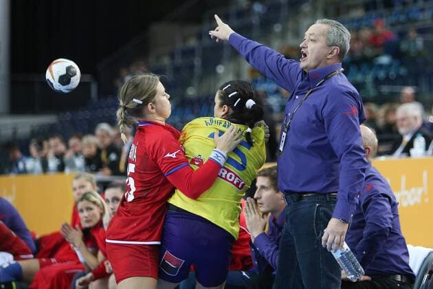 Rumänien - Tschechien Handball Frauen WM Leipzig, 11.12.2017, Arena Leipzig, Weltmeisterschaft 2017, Handball Frauen Achtelfinale. , Rumänien (ROU) vs Tschechien (CZE) 27:28 (17:14) , Im Bild v.l.: Michaela HRBKOVA (15, Tschechien), Valentina-Neli ARDEAN ELISEI (15, Rumänien) und Trainer Jan BASNY (Tschechien) ,