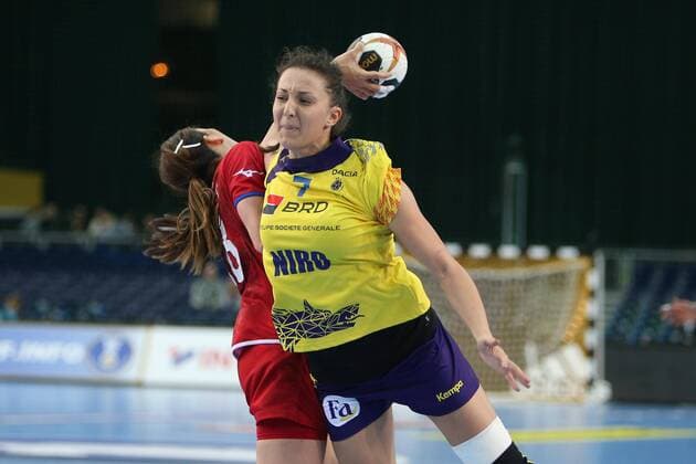 Rumänien - Tschechien Handball Frauen WM Leipzig, 11.12.2017, Arena Leipzig, Weltmeisterschaft 2017, Handball Frauen Achtelfinale. , Rumänien (ROU) vs Tschechien (CZE) 27:28 (17:14) , Im Bild v.l.: Iveta LUZUMOVA (18, Tschechien) und Eliza Iulia BUCESCHI (7, Rumänien) ,
