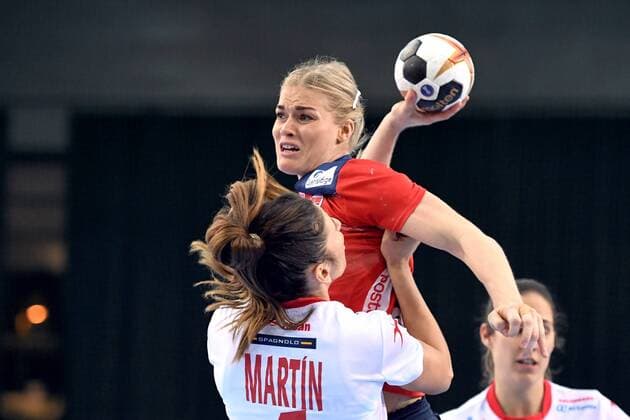 171211 Norges Veronica Egebakken Kristiansen och Spaniens Carmen Martin Berenguer under attondelsfinalen mellan Spanien och Norge under handbolls-VM den 11 december 2017 i Leipzig. Copyright: CARLxSANDIN BB171211CS062