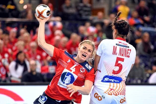 171211 Norges Veronica Egebakken Kristiansen och Spaniens Maria Nunez Nistal under attondelsfinalen mellan Spanien och Norge under handbolls-VM den 11 december 2017 i Leipzig. Copyright: CARLxSANDIN BB171211CS064
