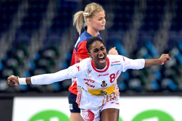 171211 Spaniens Alexandrina Cabral Barbosa jublar under attondelsfinalen mellan Spanien och Norge under handbolls-VM den 11 december 2017 i Leipzig. Copyright: CARLxSANDIN BB171211CS066