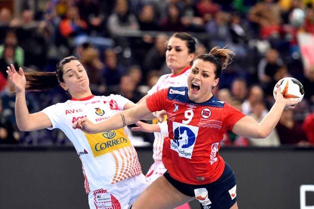 171211 Spaniens Amaia Gonzalez de Garibay Barba och Norges Nora Mork under attondelsfinalen mellan Spanien och Norge under handbolls-VM den 11 december 2017 i Leipzig. Copyright: CARLxSANDIN BB171211CS068