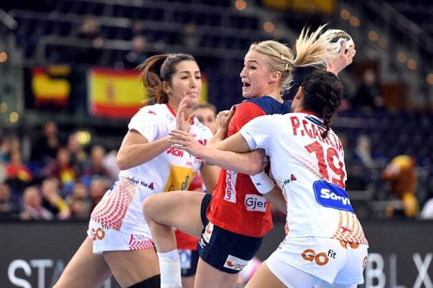 171211 Spaniens Lara Gonzalez Ortega och Paula Garcia Avila och Norges Stine Bredal Oftedal under attondelsfinalen mellan Spanien och Norge under handbolls-VM den 11 december 2017 i Leipzig. Copyright: CARLxSANDIN BB171211CS072