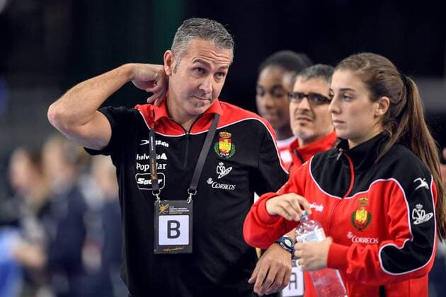 171211 Spaniens förbundskapten Carlos Viver Arza under attondelsfinalen mellan Spanien och Norge under handbolls-VM den 11 december 2017 i Leipzig. Copyright: CARLxSANDIN BB171211CS074