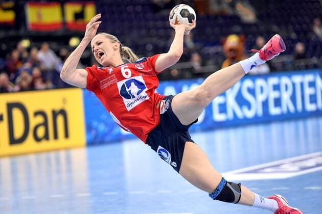 Themen der Woche - SPORT Bilder des Tages - SPORT 171211 Norges Heidi Loke under attondelsfinalen mellan Spanien och Norge under handbolls-VM den 11 december 2017 i Leipzig. Copyright: CARLxSANDIN BB171211CS078