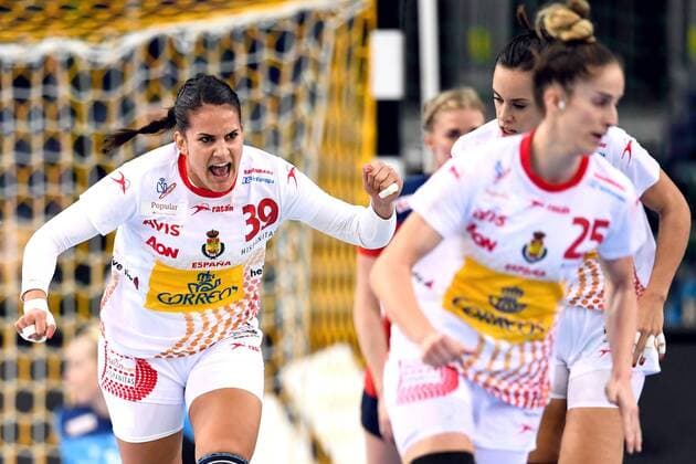 171211 Spaniens Almudena Rodriguez Rodriguez jublar under attondelsfinalen mellan Spanien och Norge under handbolls-VM den 11 december 2017 i Leipzig. Copyright: CARLxSANDIN BB171211CS082