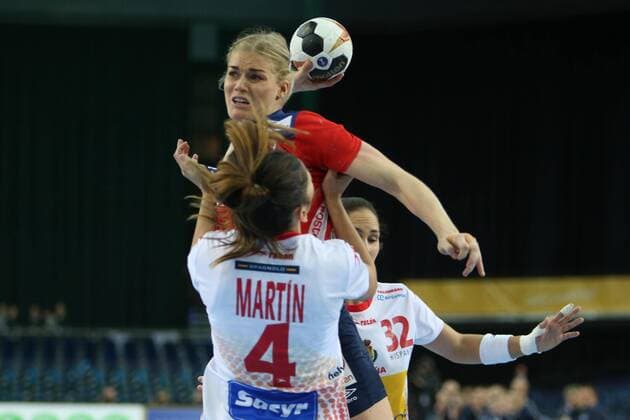 Spanien - Norwegen Handball Frauen WM Leipzig, 11.12.2017, Arena Leipzig, Weltmeisterschaft 2017, Handball Frauen Achtelfinale. , Spanien (ESP) vs Norwegen (NOR) , Im Bild: Carmen D. MARTIN BERENGUER (vorn, 4, Spanien) und Veronica Egebakken KRISTIANSEN (4, Norwegen) ,
