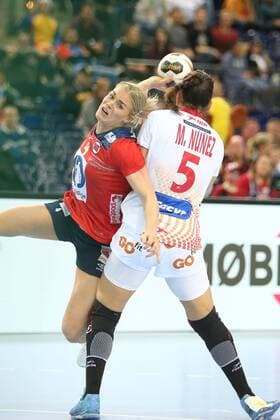 Spanien - Norwegen Handball Frauen WM Leipzig, 11.12.2017, Arena Leipzig, Weltmeisterschaft 2017, Handball Frauen Achtelfinale. , Spanien (ESP) vs Norwegen (NOR) , Im Bild v.l.: Veronica Egebakken KRISTIANSEN (4, Norwegen) und Maria NUNEZ NISTAL (5, Spanien) ,