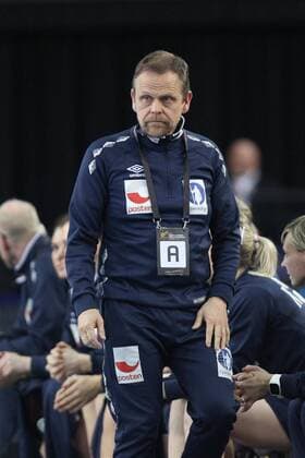 Spanien - Norwegen Handball Frauen WM Leipzig, 11.12.2017, Arena Leipzig, Weltmeisterschaft 2017, Handball Frauen Achtelfinale. , Spanien (ESP) vs Norwegen (NOR) , Im Bild: Trainer Thorir HERGEIRSSON (Norwegen) ,