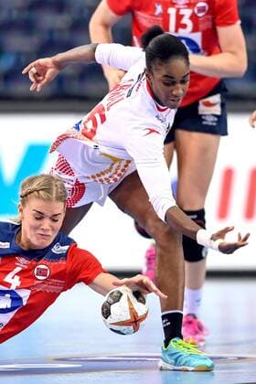 171211 Norges Veronica Egebakken Kristiansen och Spaniens Alexandrina Cabral Barbosa under attondelsfinalen mellan Spanien och Norge under handbolls-VM den 11 december 2017 i Leipzig. Copyright: CARLxSANDIN BB171211CS093