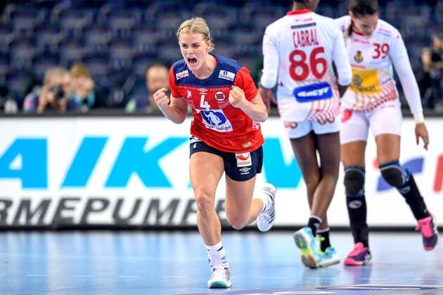 171211 Norges Veronica Egebakken Kristiansen jublar under attondelsfinalen mellan Spanien och Norge under handbolls-VM den 11 december 2017 i Leipzig. Copyright: CARLxSANDIN BB171211CS096