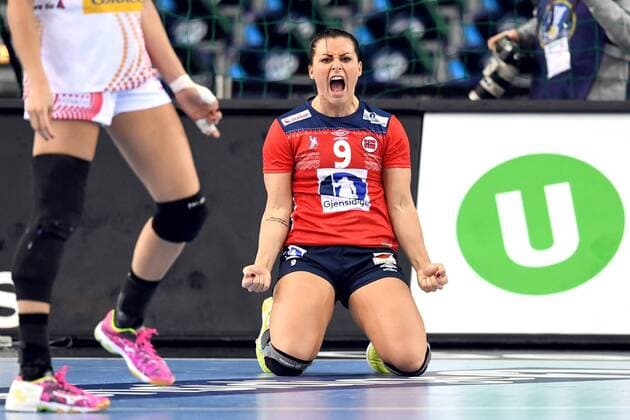 171211 Norges Nora Mork jublar under attondelsfinalen mellan Spanien och Norge under handbolls-VM den 11 december 2017 i Leipzig. Copyright: CARLxSANDIN BB171211CS097