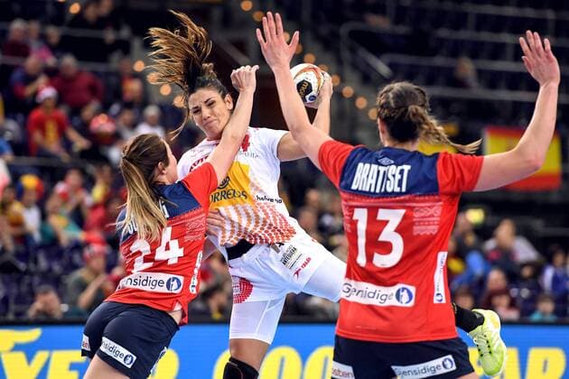 171211 Norges Sanna Charlotte Solberg och Spaniens Carmen Martin Berenguer under attondelsfinalen mellan Spanien och Norge under handbolls-VM den 11 december 2017 i Leipzig. Copyright: CARLxSANDIN BB171211CS104