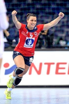 171211 Norges Nora Mork jublar under attondelsfinalen mellan Spanien och Norge under handbolls-VM den 11 december 2017 i Leipzig. Copyright: CARLxSANDIN BB171211CS109