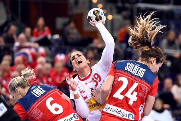171211 Norges Heidi Loke och Sanna Charlotte Solberg stoppar Spaniens Almudena Rodriguez Rodriguez under attondelsfinalen mellan Spanien och Norge under handbolls-VM den 11 december 2017 i Leipzig. Copyright: CARLxSANDIN BB171211CS110