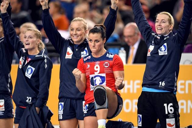 171211 Norges Nora Mork och malvakt Katrine Lunde jublar pa bänken under attondelsfinalen mellan Spanien och Norge under handbolls-VM den 11 december 2017 i Leipzig. Copyright: CARLxSANDIN BB171211CS113