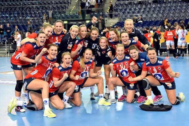 171211 Det norska laget jublar efter attondelsfinalen mellan Spanien och Norge under handbolls-VM den 11 december 2017 i Leipzig. Copyright: CARLxSANDIN BB171211CS114