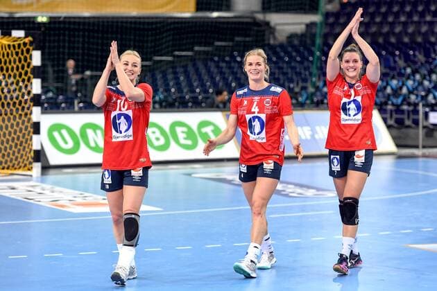 171211 Norges Stine Bredal Oftedal, Veronica Egebakken Kristiansen och Stina Ruscetta Skogrand tackar publiken efter attondelsfinalen mellan Spanien och Norge under handbolls-VM den 11 december 2017 i Leipzig. Copyright: CARLxSANDIN BB171211CS115