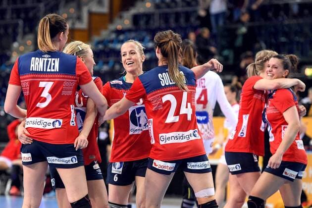 171211 Norges Heidi Loke jublar med lagkamrater efter attondelsfinalen mellan Spanien och Norge under handbolls-VM den 11 december 2017 i Leipzig. Copyright: CARLxSANDIN BB171211CS116