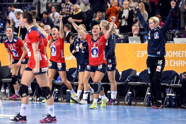 171211 Norges Nora Mork jublar med lagkamrater efter attondelsfinalen mellan Spanien och Norge under handbolls-VM den 11 december 2017 i Leipzig. Copyright: CARLxSANDIN BB171211CS117