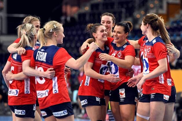 171211 De norska spelarna jublar efter attondelsfinalen mellan Spanien och Norge under handbolls-VM den 11 december 2017 i Leipzig. Copyright: CARLxSANDIN BB171211CS118