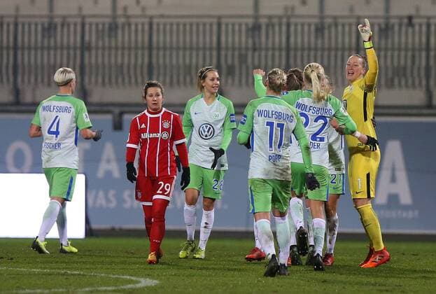 VfL vs Bayern, Frauen Wolfsburg, 11.12.2017, FUßBALL - VfL Wolfsburg vs FC Bayern München, 1. Allianz Frauen Bundesliga, Saison 2017-18. Bild zeigt: VfL Schlussjubel Wolfsburg