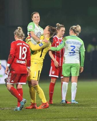 VfL vs Bayern, Frauen Wolfsburg, 11.12.2017, FUßBALL - VfL Wolfsburg vs FC Bayern München, 1. Allianz Frauen Bundesliga, Saison 2017-18. Bild zeigt: Ewa Pajor (VfL Wolfsburg), Torfrau Almuth Schult (VfL Wolfsburg) Schlussjubel Wolfsburg
