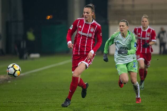 Lucie Vonkova (FC Bayern München, 13) am Ball, Aktion, Action, Fussball, Allianz Frauen-Bundesliga, VfL Wolfsburg - FC Bayern München,