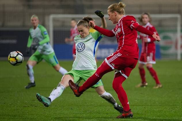 v.li.: Ewa Pajor (VfL Wolfsburg, 17) im Zweikampf, Duell mit Melanie Behringer (FC Bayern München, 7), Fussball, Allianz Frauen-Bundesliga, VfL Wolfsburg - FC Bayern München,
