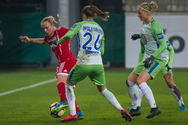 v.li.: Mandy Islacker (FC Bayern München, 23), Caroline Graham Hansen (VfL Wolfsburg, 26) und Alexandra Popp (VfL Wolfsburg, 11) im Dreikampf, Zweikampf, Duell, Fussball, Allianz Frauen-Bundesliga, VfL Wolfsburg - FC Bayern München,