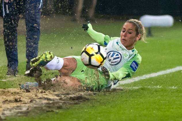 Anna Blässe (Blaesse, VfL Wolfsburg, 9) grätscht in Sand, der am Spielfeldrand getreut wurde, Fussball, Allianz Frauen-Bundesliga, VfL Wolfsburg - FC Bayern München,