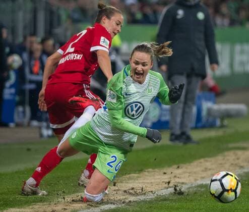 v.li.: Gina Lewandowski (FC Bayern München, 2) im Zweikampf, Duell mit Caroline Graham Hansen (VfL Wolfsburg, 26), Fussball, Allianz Frauen-Bundesliga, VfL Wolfsburg - FC Bayern München,