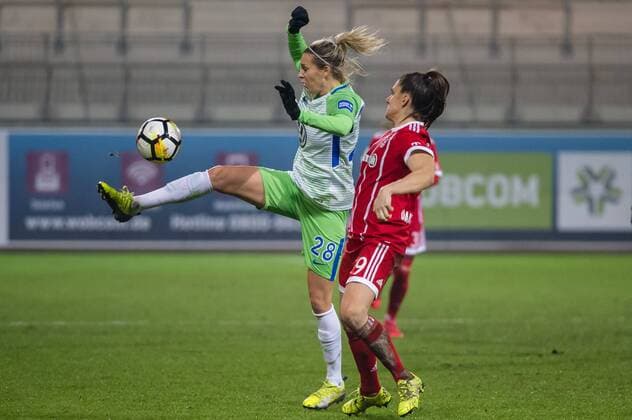 v.li.: Lena Goeßling (Goessling, VfL Wolfsburg, 28) im Zweikampf, Duell mit Jovana Damnjanovic (FC Bayern München, 9), Fussball, Allianz Frauen-Bundesliga, VfL Wolfsburg - FC Bayern München,