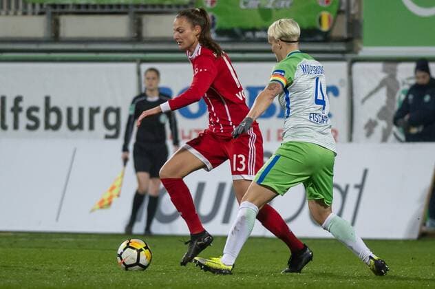 v.li.: Lucie Vonkova (FC Bayern München, 13) im Zweikampf, Duell mit Nilla Fischer (VfL Wolfsburg, 4), Fussball, Allianz Frauen-Bundesliga, VfL Wolfsburg - FC Bayern München,