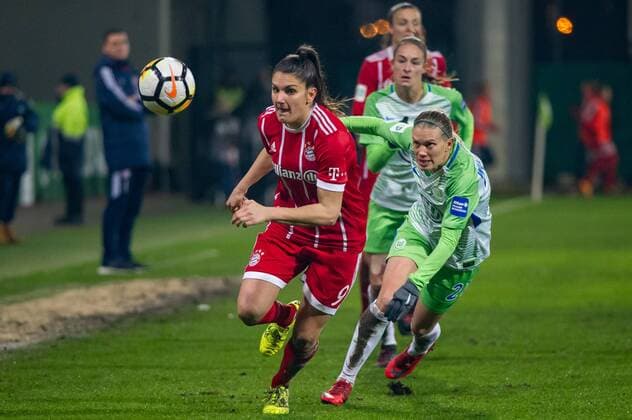 v.li.: Jovana Damnjanovic (FC Bayern München, 9) im Zweikampf, Duell mit Lara Dickenmann (VfL Wolfsburg, 21), Fussball, Allianz Frauen-Bundesliga, VfL Wolfsburg - FC Bayern München,